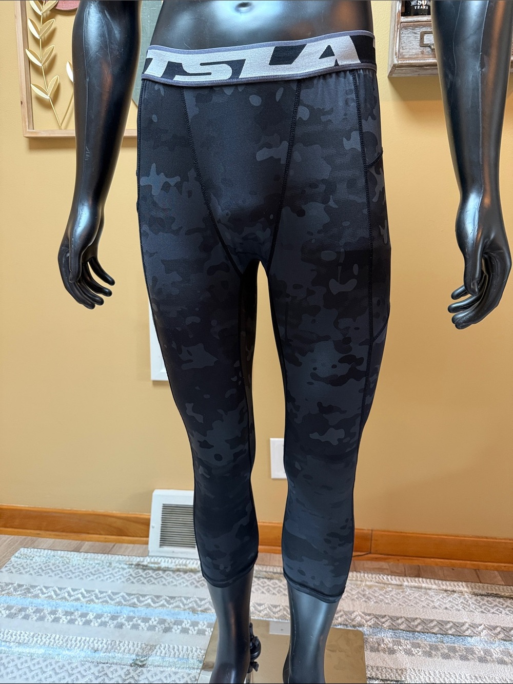Tsla Large 3/4 Leggings
